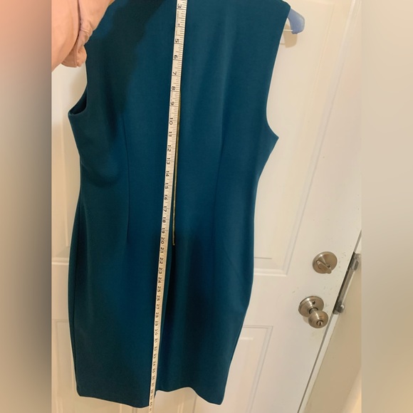 Teal color, flattering décolletage & sleeveless dress. Good condition. Size 10 - Picture 2 of 6